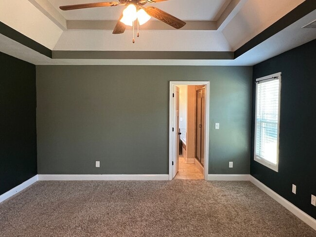 Building Photo - Beautiful Home that looks Brand New / First Full Month's Rent FREE with a 13 Month Lease!!