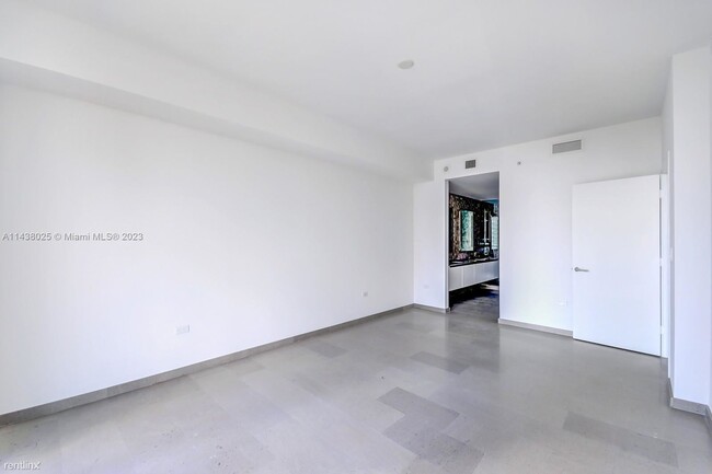 Building Photo - 2 br, 2 bath Condo - 88 SW 7th St Luxury r...