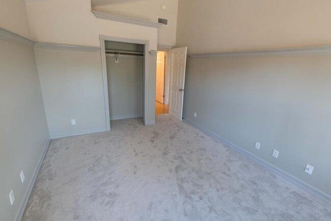 Building Photo - Calle Violeta