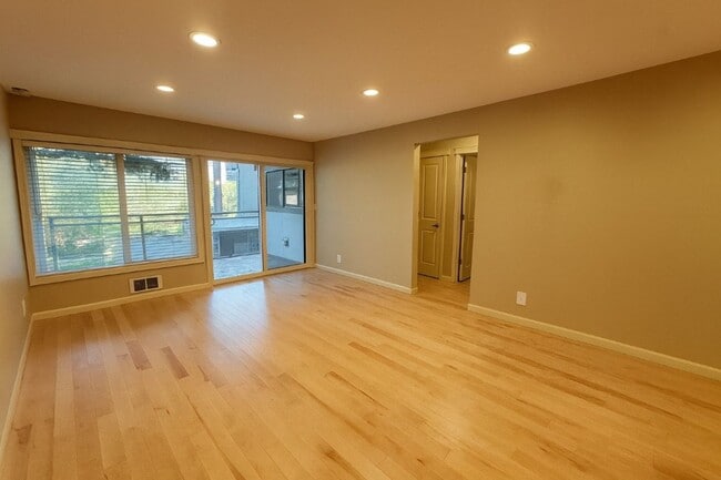 Building Photo - 2Bd/1Ba Bellevue Condo