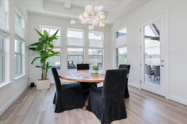 Building Photo - 5713 Fresno Ave