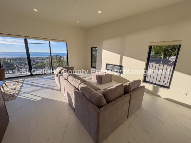 Building Photo - AVAILABLE NOW - Luxury Ocean-View Home in Prime Morro Bay Location - 3 Bed / 3 Bath