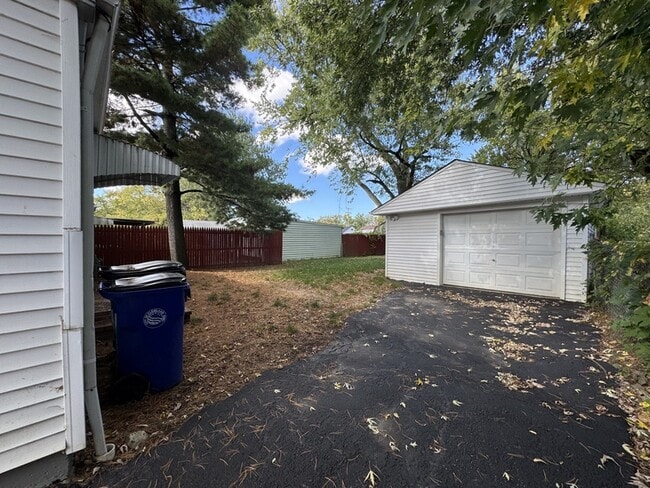 Building Photo - 13506 Bennington Ave