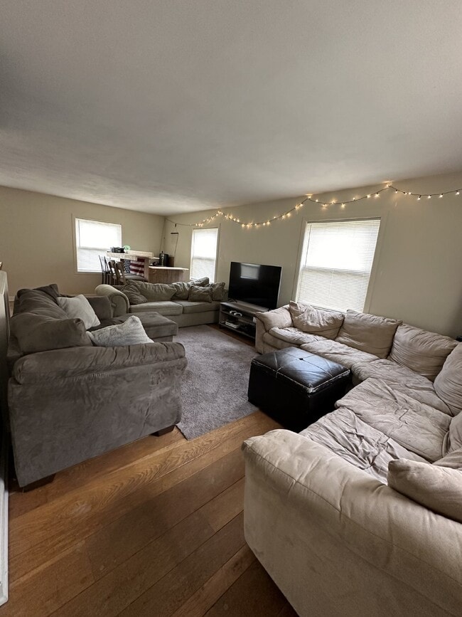 Building Photo - Exciting 3 Bed 1 & 1/2 Bath close to UWEC!