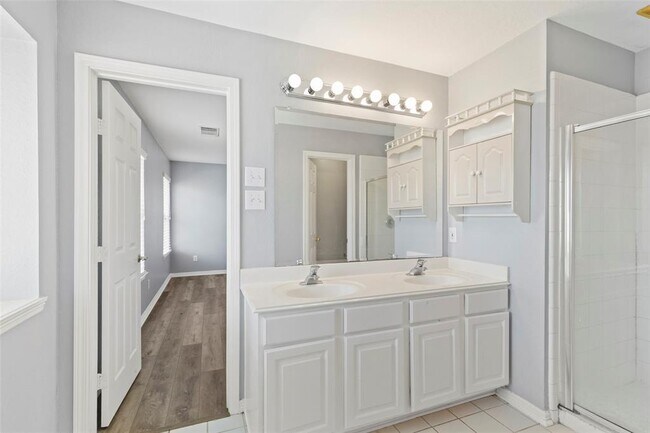 Building Photo - 4427 Village View Dr