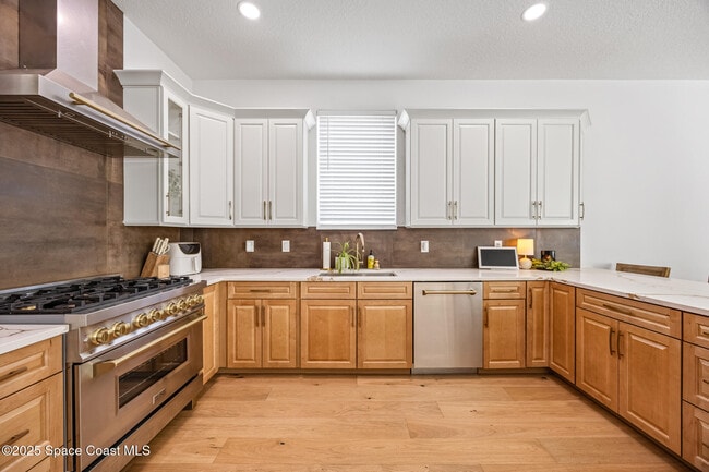 Building Photo - 385 Newport Dr