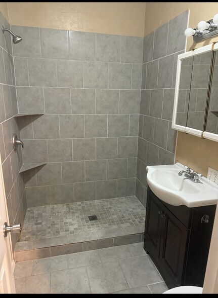 Building Photo - 302 E Washington St