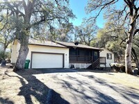 Building Photo - 3 bedroom home in Lake Wildwood gated comm...