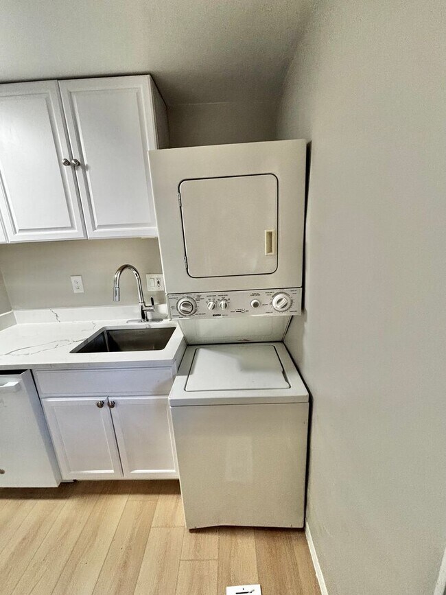 Building Photo - Prime Location! 1BR Bungalow Near DU, Light Rail & Porter Hospital — Available Now!!