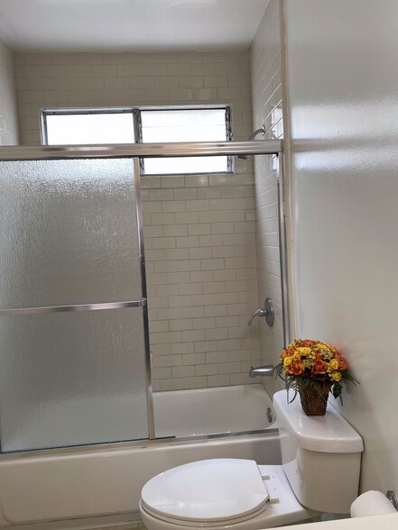 Building Photo - 911 N Harper Ave