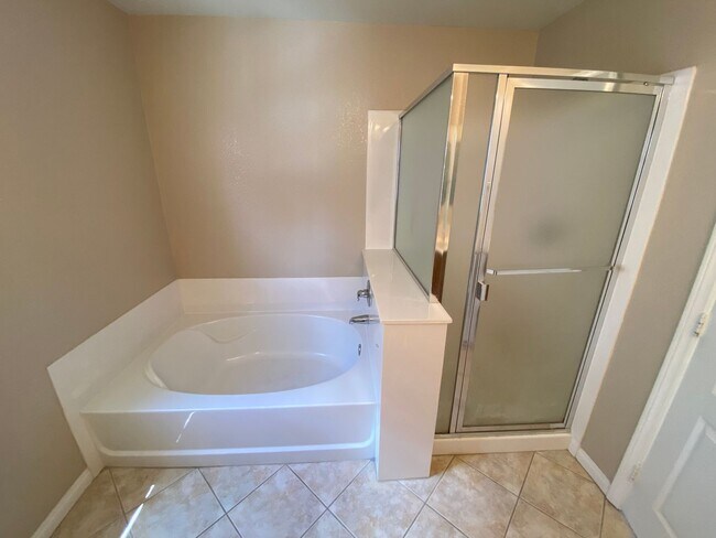 Building Photo - Wonderful 4 bed/2.5 bath home located in Summerlin
