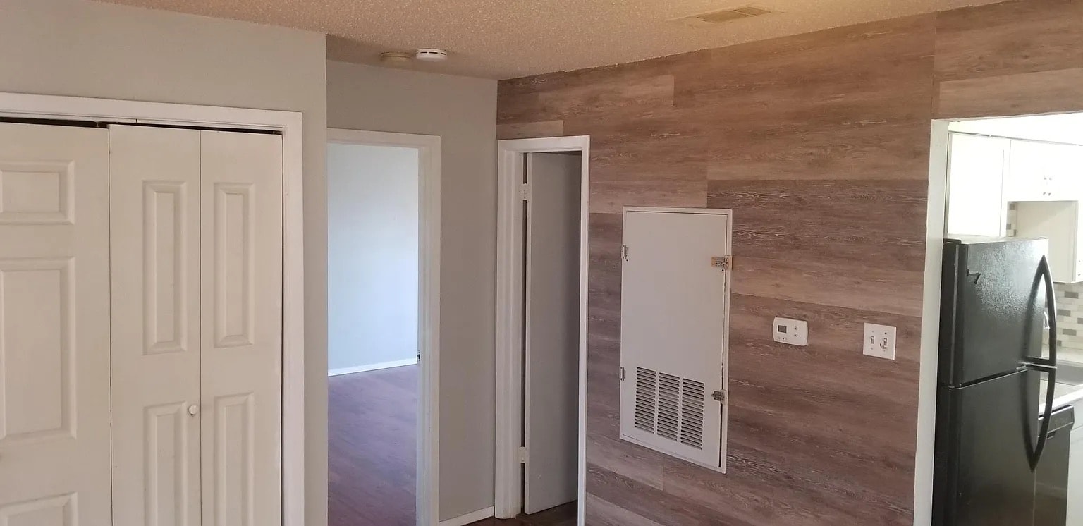 Building Photo - Room in Apartment on West Loop