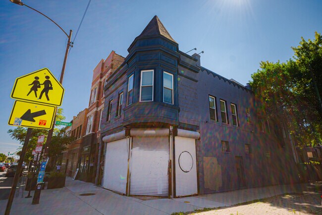 Building Photo - 1024 N Western Ave
