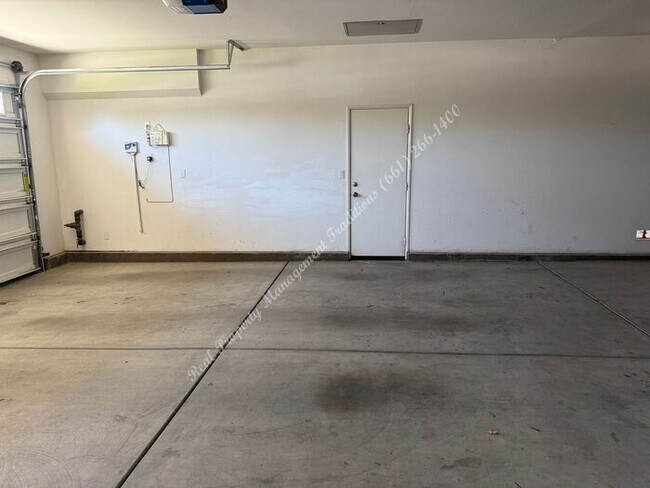 Building Photo - *** Please call us @ 661-266-1400 for information on availability, showings and applications proc...