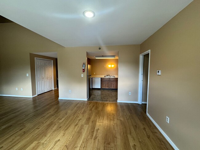 Building Photo - Spacious 3-Bedroom 3 Bath Condo on Ascutne...