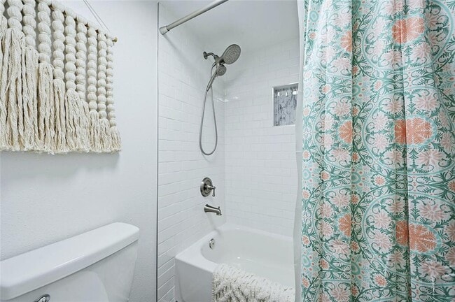 Building Photo - 115 Comanche Dr