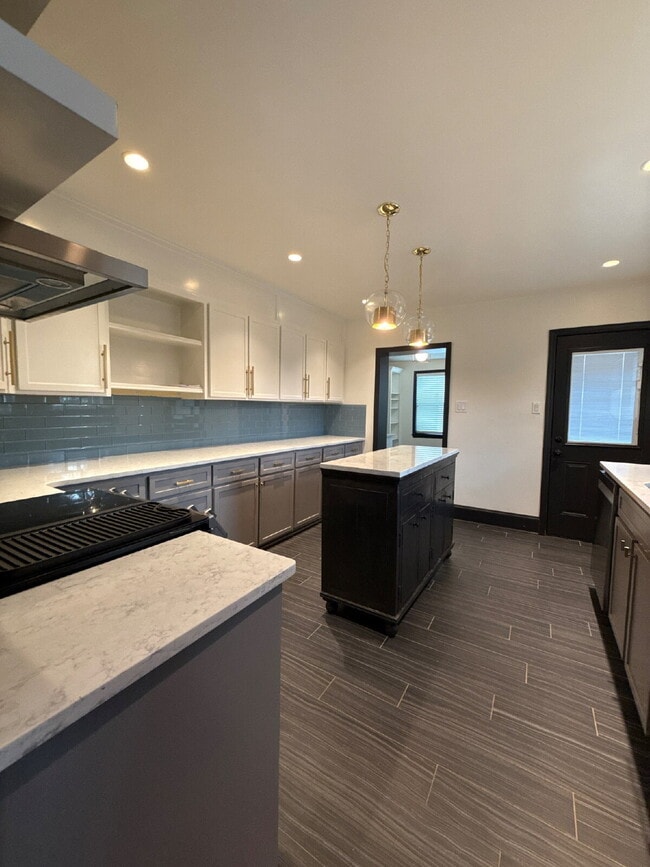 Building Photo - "Renovated 3-Bed Oasis with Granite Kitchen & Cozy Fireplace in Huntsville!"