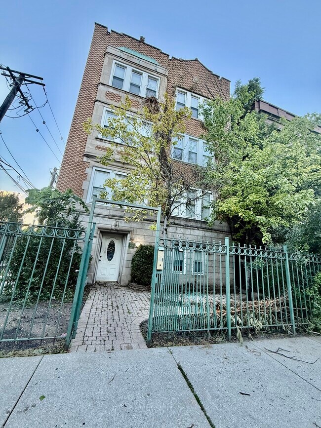 Building Photo - 6014 N Francisco Ave