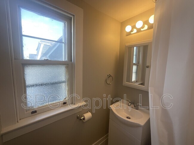 Building Photo - 164 S Pine St