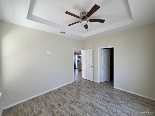 Building Photo - 5005 N Hiawatha Dr