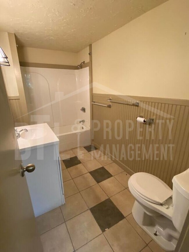 Building Photo - Rustic One Bedroom Cabin with Loft