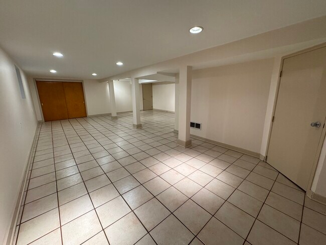 Building Photo - 1822 W Greenleaf Ave