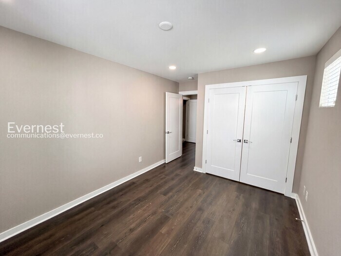 Building Photo - 305 Jeffries Wy