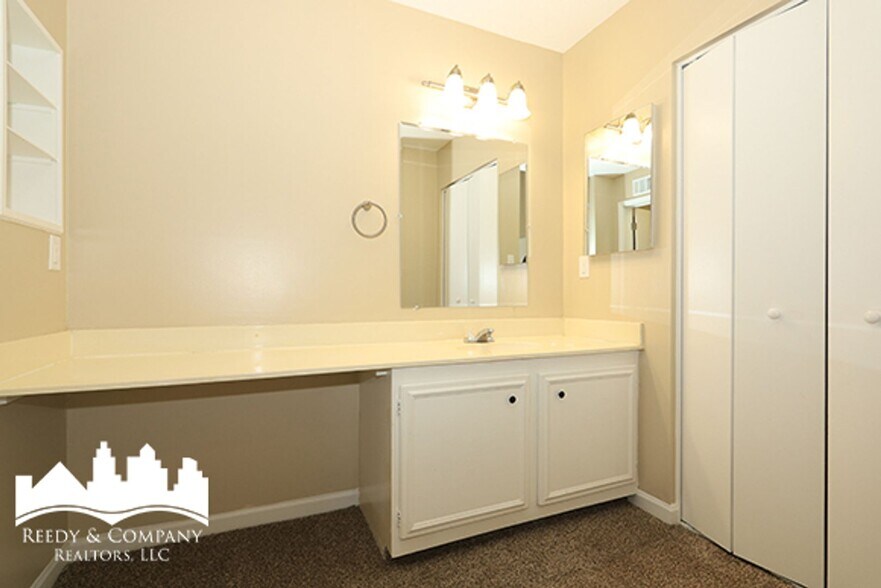 Building Photo - 6760 Racquet Club Dr