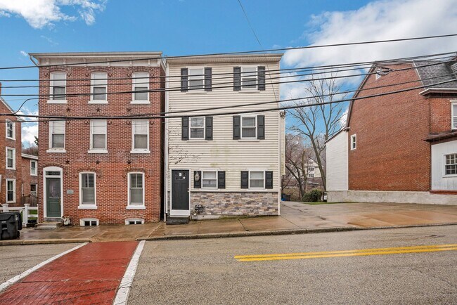 Building Photo - 203 Ford St