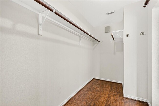 Building Photo - 3810 Los Arroyos Dr