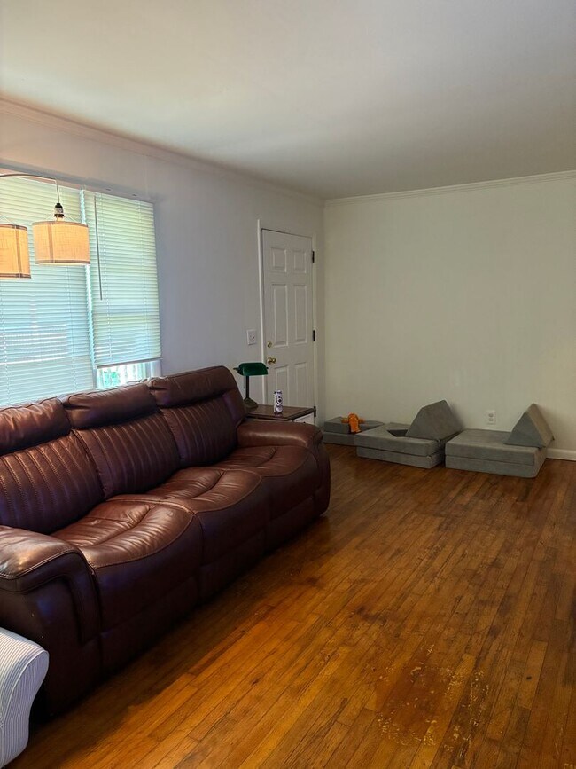 Building Photo - 3 bedroom 2 bathroom near St. Mary's Hospital