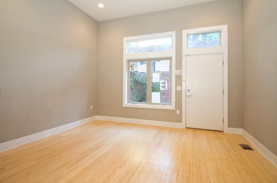 Entry/ Living Room - 919 N 5th St