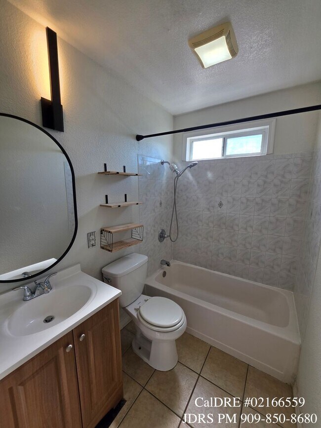 Building Photo - Rialto 4 Bedroom Home with Swimming Pool