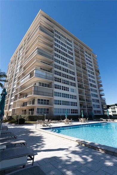 Building Photo - 1021 Hillsboro Mile Unit 204