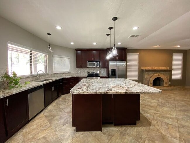 Building Photo - Very nice single level home