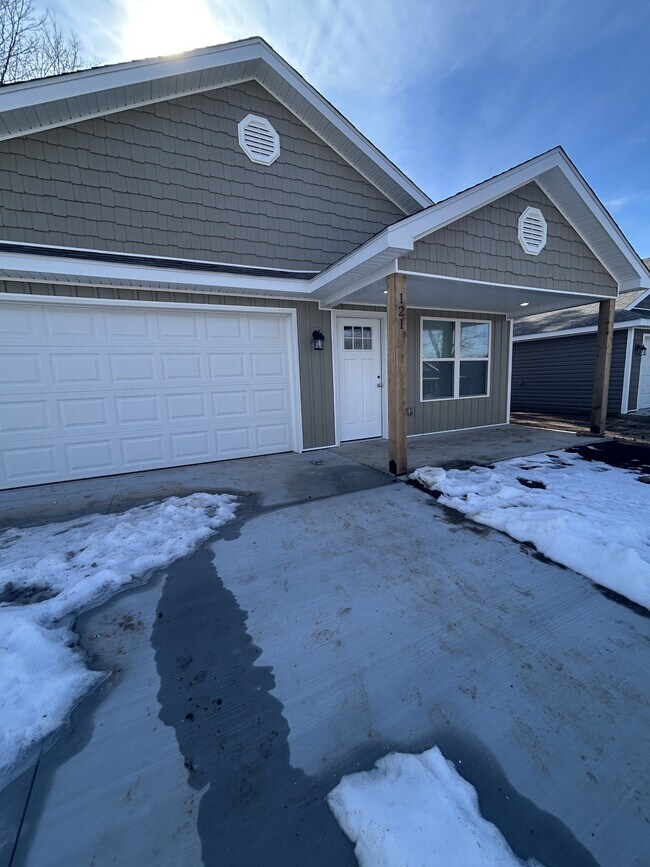 Building Photo - 121 Poplar St