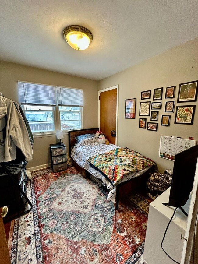 Building Photo - AVAILABLE JUNE - 4 BED 2 BATH