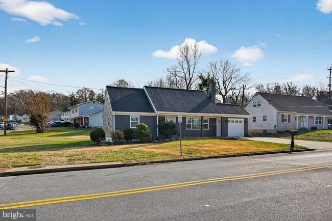 Building Photo - 2403 Kingsway Rd