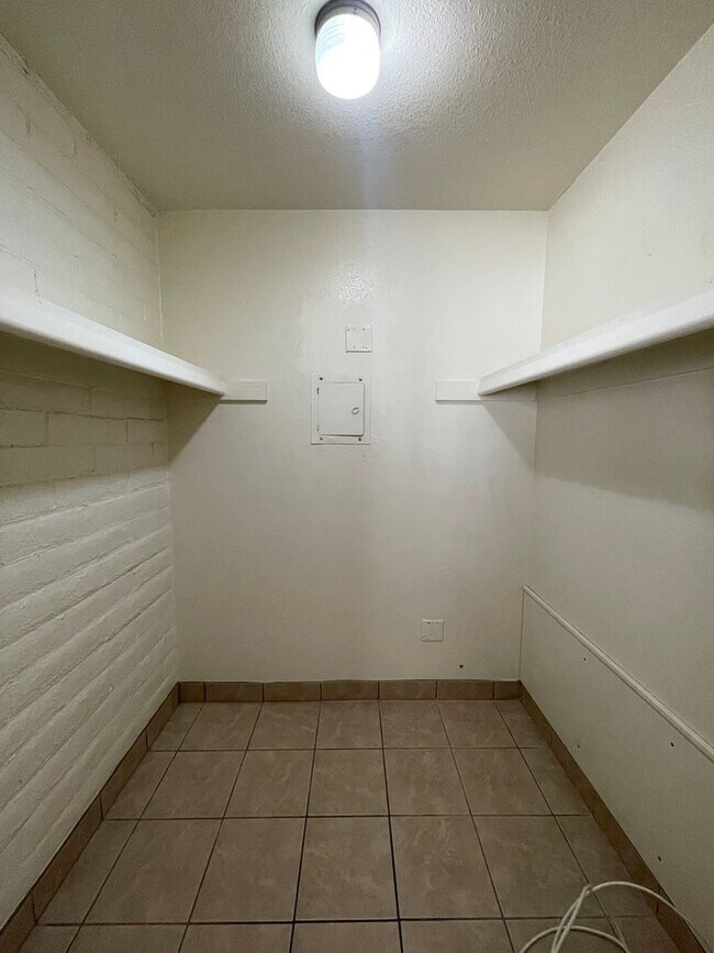 Building Photo - Remodeled 2 Bed / 2 Bath in Lovely Community – Pool, Covered Parking & Great Location