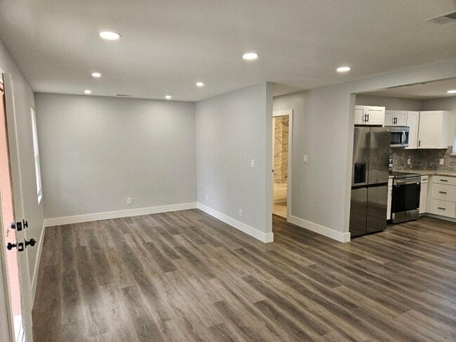 Building Photo - 4 bedroom newly remodeled Milton Home