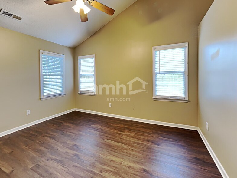 Building Photo - 2304 Water Lilly Way