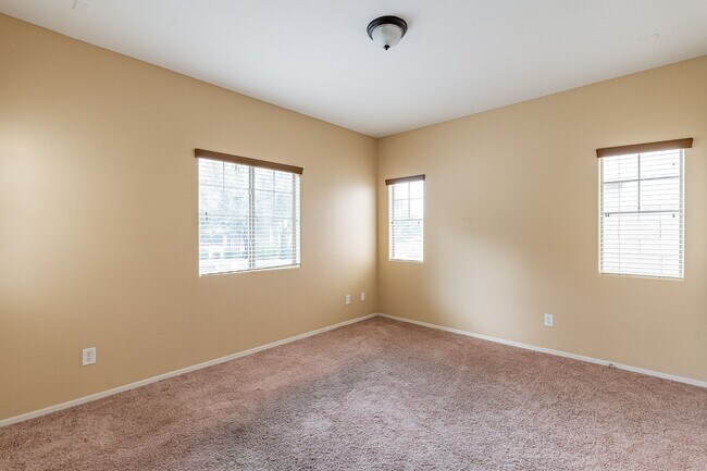 Building Photo - 3 bedroom home in Surprise