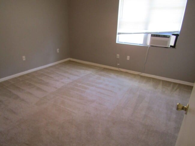 Building Photo - 1100 Pineland Ave