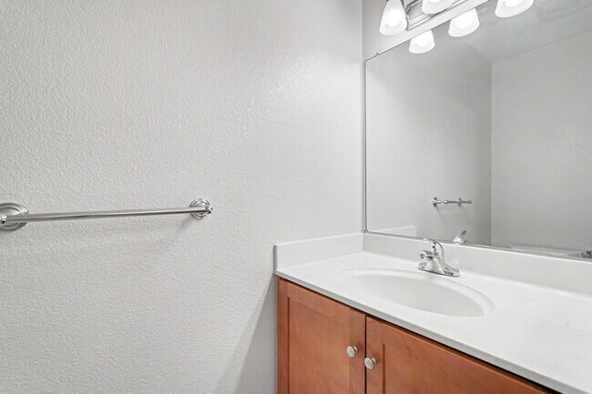 Building Photo - 808 Lenzen Ave