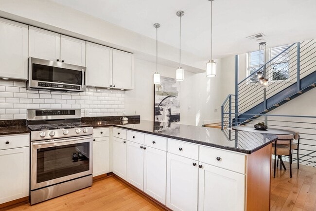 Building Photo - Available Now! Updated 2 Bedroom 2 1/2 Bathroom Condo! Parking Included!