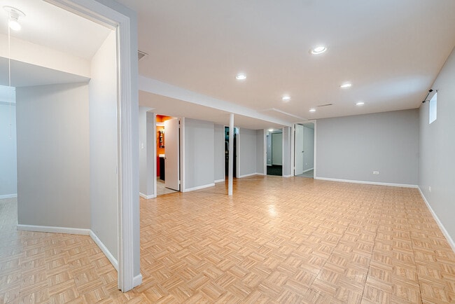 Building Photo - 5740 W 63rd Pl