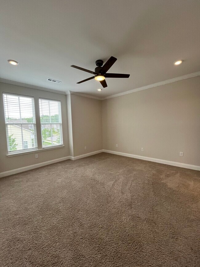 Building Photo - Beautiful 2-Bedroom Townhome with Modern C...
