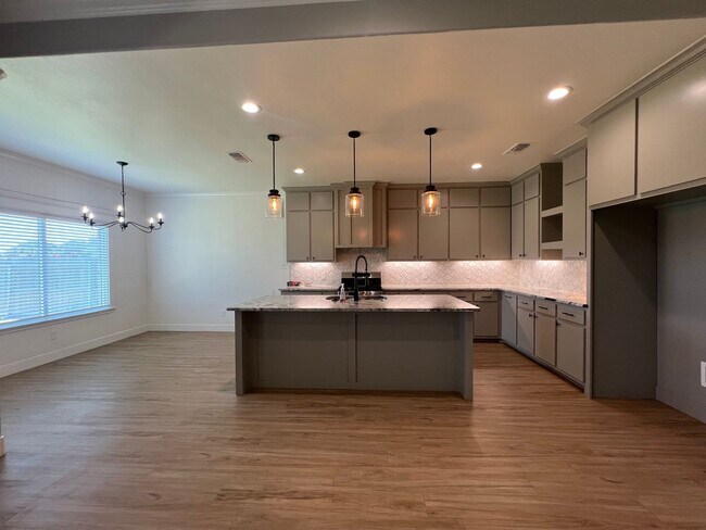 Building Photo - A Modern, Sophisticated Home in an Attract...