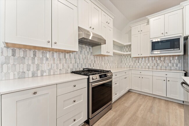 Building Photo - 15520 Maple