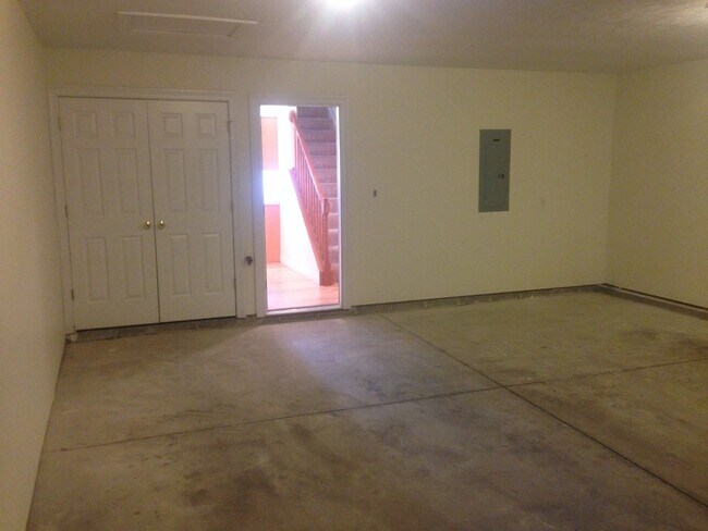 Building Photo - 2345 Meadowpoint Dr